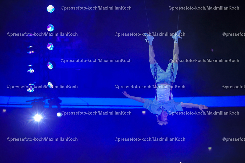 KoeEHF09062401003 | 09.06.2024, Köln, Handball, TruckScout24 EHF FINAL4, Machineseeker Champions League Men, Lanxess-Arena, Spiel um Platz 3, SC Magdeburg - THW Kiel: Eröffnungsshow mit Akrobatik und Tanz