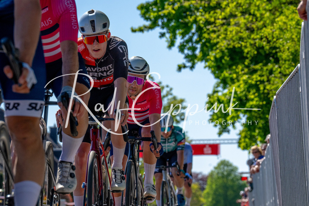 Spurt in den Mai 2026 - Großer Preis der Sparkasse Neuss | Annual one-day road cycling race "Großer Preis der Sparkasse Neuss" held in Büttgen, Germany, organized by VfR Büttgen 1912 e.V. The event features multiple races across all age categories from U11 youth to Elite men. - Realisiert mit Pictrs.com