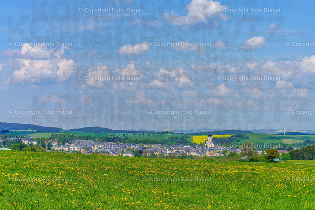 Panorama Marienberg | 1561 wurde Marienberg von einer 2m starken Stadtmauer umschlossen. Diese hatte 5 Stadttore und 4 runde Ecktürme.
Das Zschopauer Tor ist das einzige noch erhaltene Stadttor welches an den ca 50m langem Rest der ehemaligen Stadtmauer angrenzt. (www.marienberg-sachsen.de, Stand: 9.11.21) - Realized with Pictrs.com