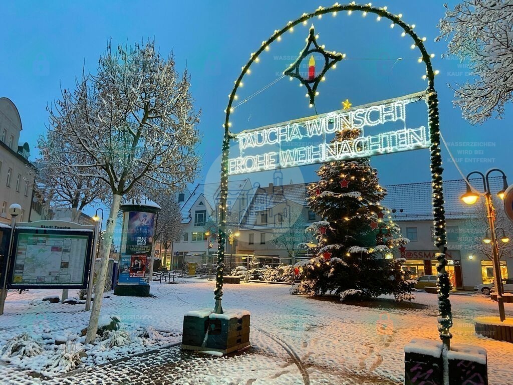 Markt Taucha zur Weihnachtszeit | Tauchas Markt zur Weihnachtszeit mit Weihnachtsbaum - Realisiert mit Pictrs.com