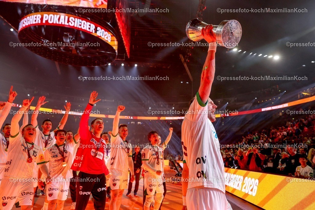xSSCx19042602053 | 19.04.2026, xsscx, Handball, DHB-Pokal Lidl Final4, Finale, Füchse Berlin - Bergischer HC, Saison 2025 / 2026 Herren, Lanxess Arena, Köln: Die Mannschaft der Füchse Berlin feiert den Sieg im DHB-Pokal, Max Darj (Füchse Berlin #05) Photo: xSandraxScherningxPressefotoKochx