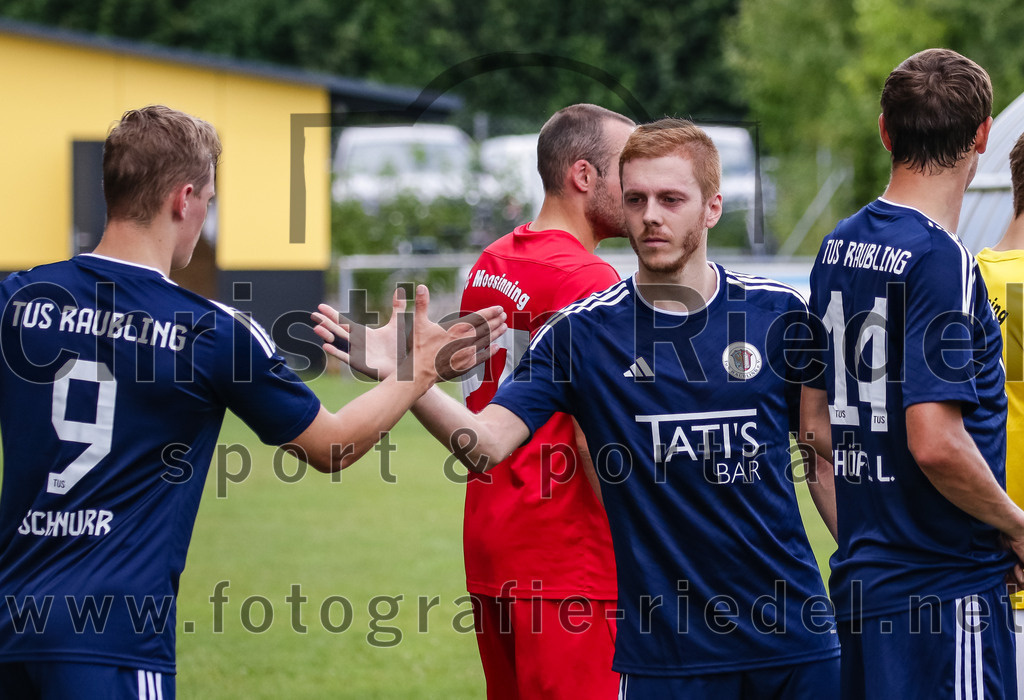 2023-07-29_002_FC_Moosinning_gegen_TuS_Raubling | Moosinning, Deutschland, 29.07.2023:
Fußball, Bezirksliga Oberbayern Ost 2023 / 2024, 1. Spieltag, FC Moosinning gegen TuS Raubling, Endergebnis: 0:7

Karl Schnurr (TuS Raubling, #9), Dominic Reisner (TuS Raubling, #31)

Foto: Christian Riedel / fotografie-riedel.net