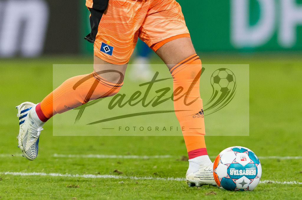 HSVSCF20220419_384 | Fussball, Herren: . Ball am Fuss beim DFB-Pokal-Halbfinalspiel zwischen Hamburger SV und SC Freiburg im Volksparkstadion am 19.04.2022 in Hamburg, Deutschland.DFB / DFL REGULATIONS PROHIBIT ANY USE OF PHOTOGRAPHS AS IMAGE SEQUENCES AND/OR QUASI-VIDEO. - Realisiert mit Pictrs.com