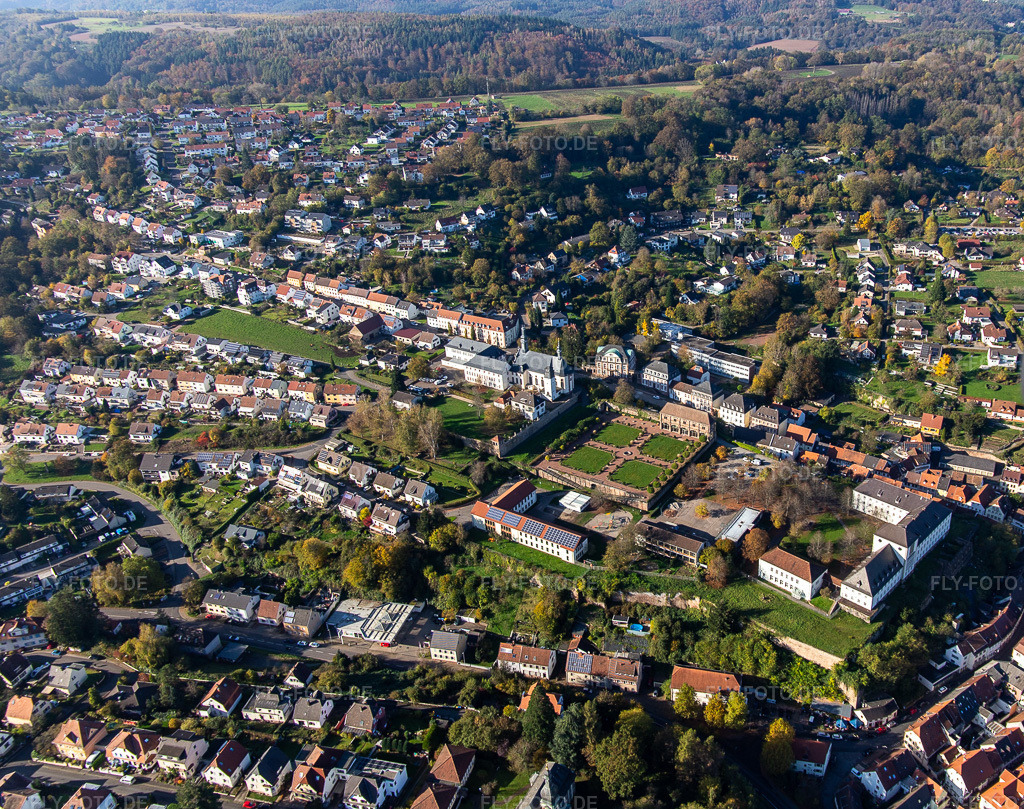 Luftbild: St. Anna und St. Philipp (Schlosskirche), Orangerie und Barockschloß über der Stadt in Blieskastel im Bundesland Saarland in Deutschland. Foto: IMG_143998.jpg vom 27.10.2024 durch Werner Riehm/FLY-FOTO.de