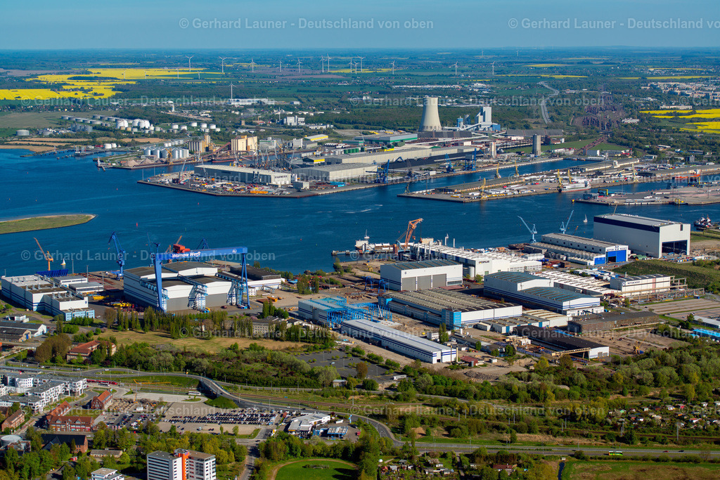 3801332 | ROSTOCK 08.09.2021 Hafenanlagen am Ufer des Hafenbeckens des Seehafen der ROSTOCK PORT GmbH im Ortsteil Peez in Rostock im Bundesland Mecklenburg-Vorpommern, Deutschland. Weiterführende Informationen bei: Euroports Germany GmbH &amp; Co. KG,  Liebherr-International Deutschland GmbH,  ROSTOCK PORT GmbH. // Port facilities on the shores of the harbor of of Seehafen of ROSTOCK PORT GmbH in the district Peez in Rostock in the state Mecklenburg - Western Pomerania, Germany. Further information at: Euroports Germany GmbH &amp; Co. KG,  Liebherr-International Deutschland GmbH,  ROSTOCK PORT GmbH. Foto: Gerhard Launer
