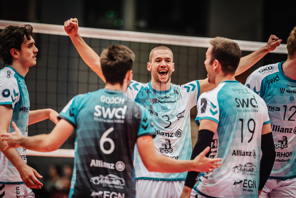 Volleyball | Herren | Saison 2025/2026 | Volleyball Ligacup | SWD powervolleys Düren vs. Energiequelle Netzhoppers KW | 12.10.2024 | Joris Berkhout (#3, SWD powervolleys Düren) jubelt