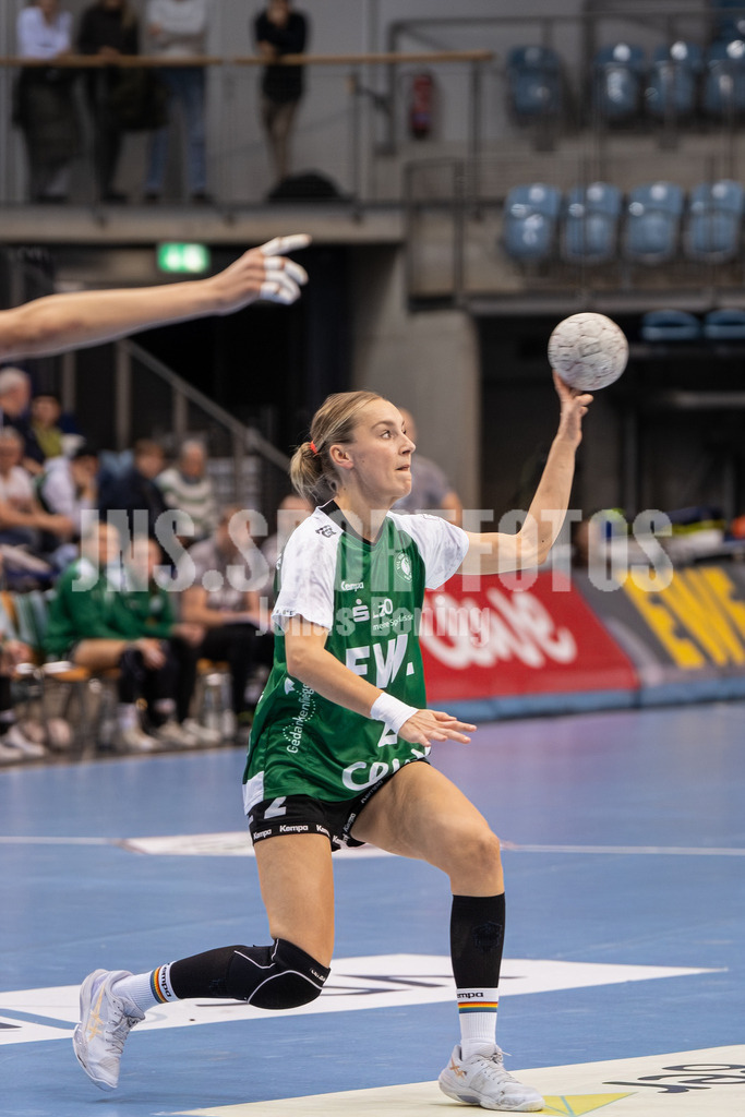 Handball I Frauen I Saison 2025-2026 I 1. HBF I 17. Spieltag I VFL Oldenburg - Thüringer HC I 0165 | Lisa Borutta (2, VfL Oldenburg) - Realisiert mit Pictrs.com