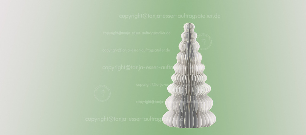 Wabenweihnachtsbaum weiss Salbei D | Neuer Trend Waben Weihnachtsbaum in gebrochenem Weiß isoliert vor Salbei grünem Hintergrund. 3D Effekt.