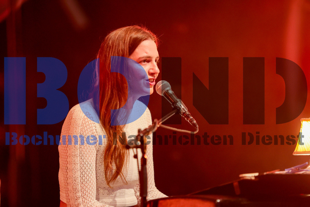 Bochum total 2024 - Die Feuersteins  {date} -  | {headline}(Foto: Sebastian Sendlak / BOND) - Realisiert mit Pictrs.com