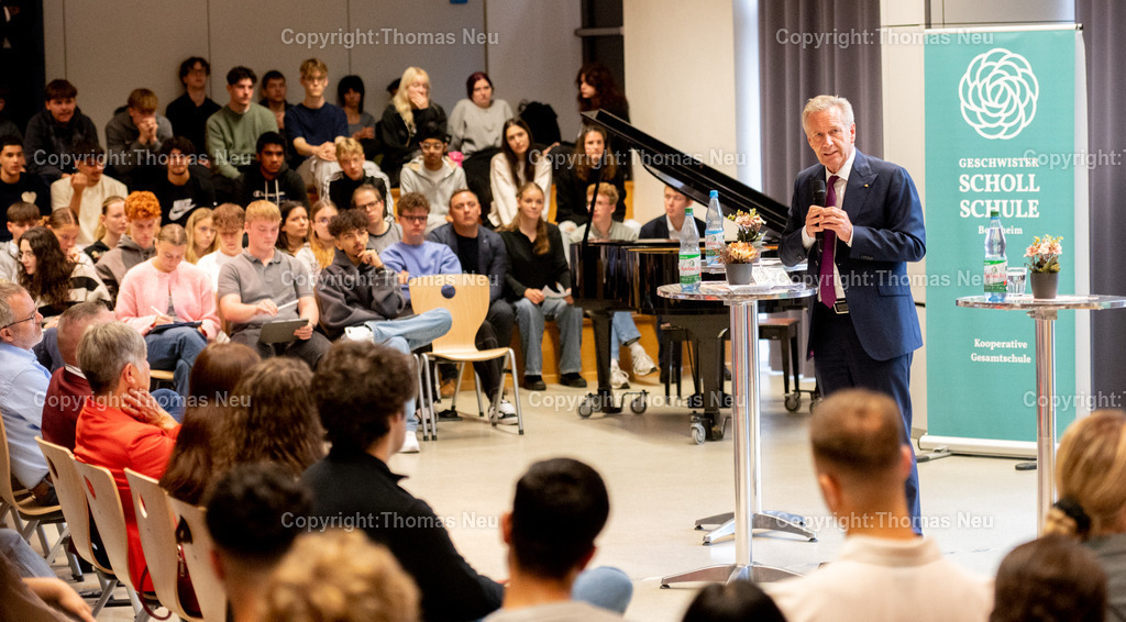 Bundespräsident-Christian-Wulff-GSS-37 | Christian Wulff, Bundespräsident a.D., Besuch, Geschwister-Scholl-Schule Bensheim, Bensheim, Bergstraße, Schule, Politik, politische Bildung, Demokratie, Wertevermittlung, Vortrag, Rede, Diskussion, Schüler, Lehrkräfte, Aula, Veranstaltung, Begegnung, Ehrengast, Gesellschaft, Zeitgeschehen, Politik an Schulen, Hessen,, Bild: Thomas Neu