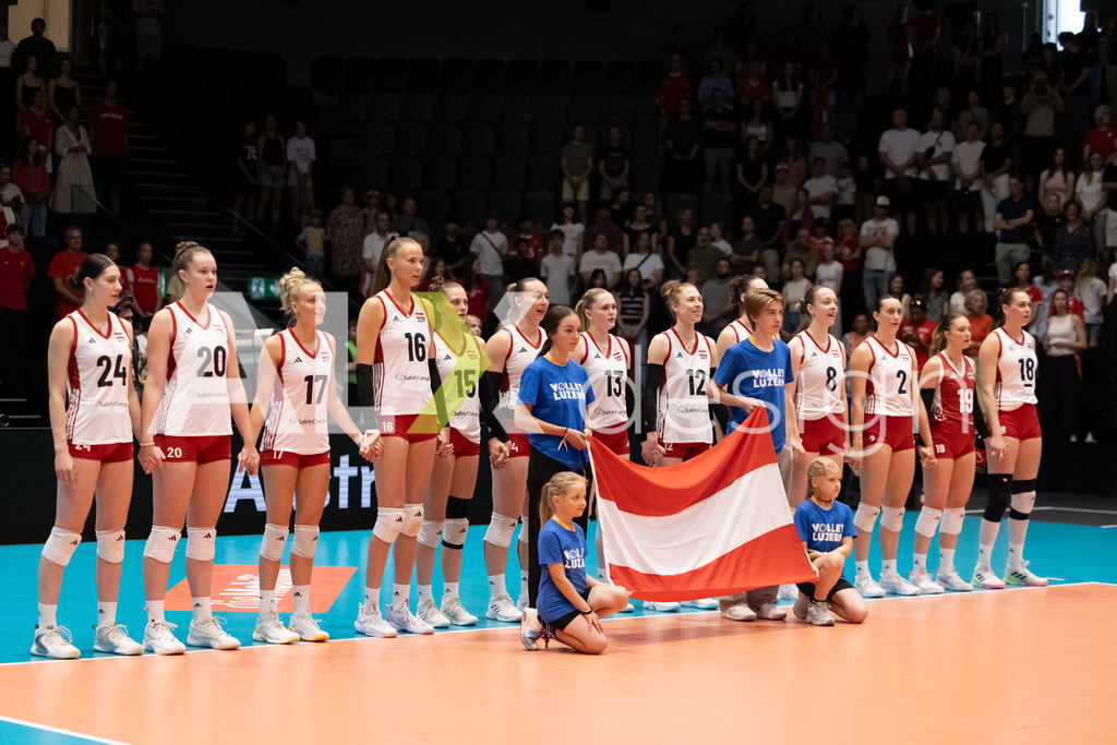 Austria v Switzerland - CEV European League Women | KRIENS, SWITZERLAND - JUNE 14: Team of Austria during the national anthem at the CEV European League match between Austria and Switzerland at Pilatus Arena on June 14, 2026 in Kriens, Switzerland. - Realisiert mit Pictrs.com