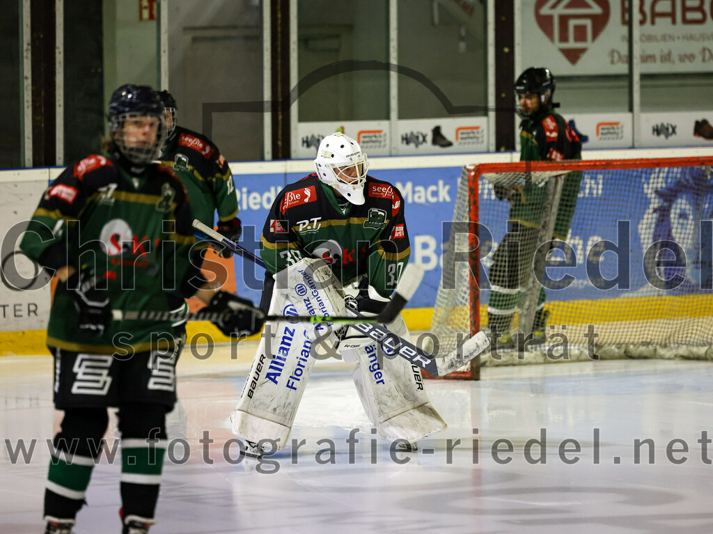 2022-11-26_001_TSV_Erding_gegen_ESC_Geretsried | Erding, Deutschland, 26.11.2022:
Eishockey, Bayernliga U20 2022 / 2023, xx. Spieltag, TSV Erding gegen ESC Geretsried, Endergebnis: 5:3

Torwart Nico Wimmer (Erding Gladiators, #30)

Foto: Christian Riedel / fotografie-riedel.net