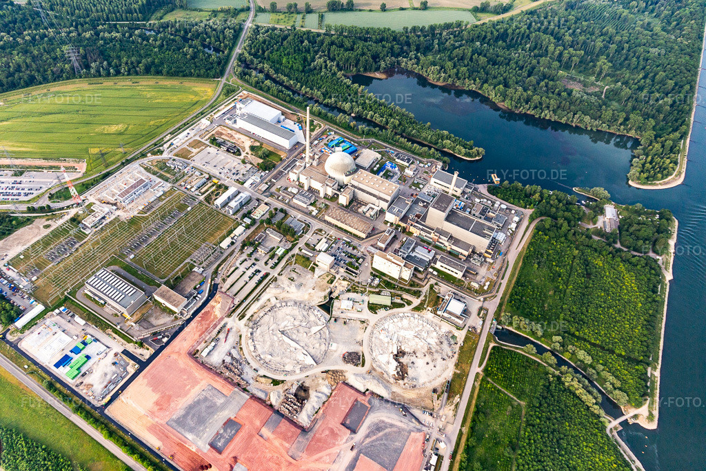 Luftbild: Reste der stillgelegten Reaktorblöcke und Anlagen des AKW - KKW Kernkraftwerk EnBW Kernkraft GmbH, Kernkraftwerk Philippsburg und Trümmer der beiden Kühltürme in Philippsburg im Bundesland Baden-Württemberg in Deutschland. Foto: IMG_120826.jpg vom 03.06.2020 durch Werner Riehm/FLY-FOTO.de