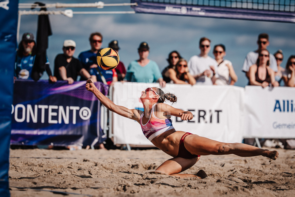 Beachvolleyball | Frauen | Deutsche Meisterschaften 2025 Timmendorfer Strand | 04.09.2025 | Sophie Sarnighausen springt zum Ball