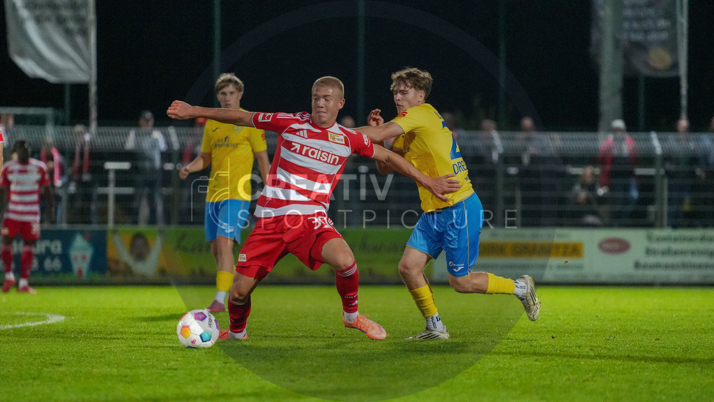 Fußball, Herren, Saison 2025/2026, Testspiel, Freundschaftsspiel, FSV 63 Luckenwalde vs. 1.FC Union Berlin, Mittwoch 08.10.2025, Werner-Seelenbinder-Stadion Luckenwalde, | Fußball, Herren, Saison 2025/2026, Testspiel, Freundschaftsspiel, FSV 63 Luckenwalde vs. 1.FC Union Berlin, Mittwoch 08.10.2025, Werner-Seelenbinder-Stadion Luckenwalde, Im Bild: Dmytro Bogdanov (l. Union) und Luca Dreihardt (r. Luckenwalde) - Realisiert mit Pictrs.com