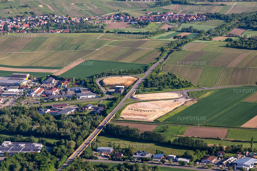 Luftbild: Bundesstrassenkreuzung B38/B48 in Pleisweiler-Oberhofen im Bundesland Rheinland-Pfalz in Deutschland. Foto: IMG_131465.jpg vom 14.05.2022 durch Werner Riehm/FLY-FOTO.de