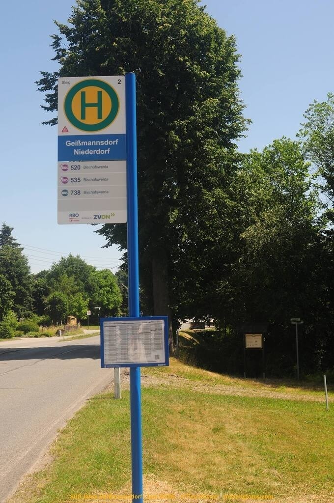 Geißmannsdorf-2026-Ortsbilder-464 | Geißmannsdorf bei Bischofswerda im Sommer 2026. Ein fotografischer Streifzug durch das Dorf Geißmannsdorf, mit Gebäuden, Straßen, Strohpuppen und geschmückten Vorgärten und Grundstücken anlässlich der 800-Jahr-Feier von Geißmannsdorf im Juni 2026 - Realisiert mit Pictrs.com