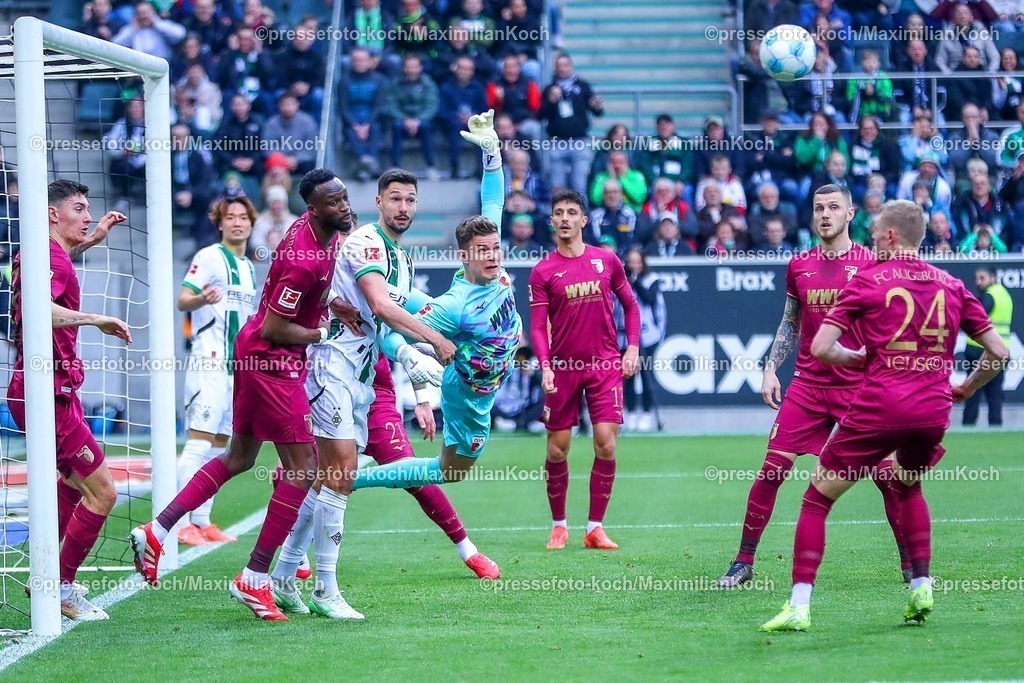 BMG21022501045 | 22.02.2025, Fußball, Borussia Mönchengladbach - FC Augsburg, 1. Fußball Bundesliga, Borussia-Park, Saison 2024 2025: Torwart Finn Dahmen (FC Augsburg #1) Pariert den Ball im Strafraum DFB regulations prohibit any use of photographs as image sequences and or quasi-video.