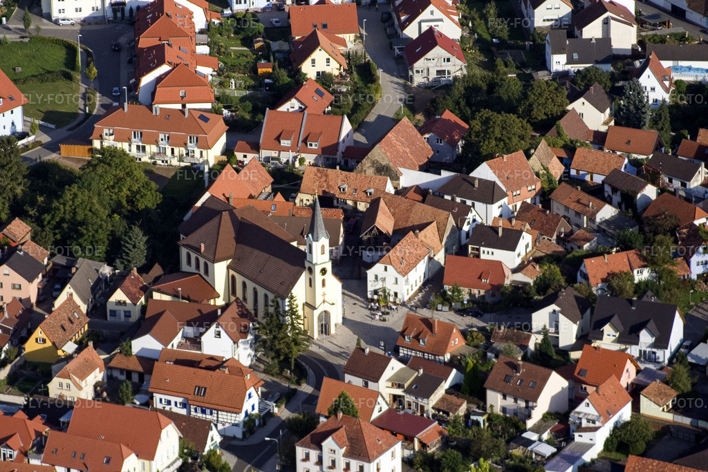 Luftbild: Evangelischen Kirche im Altstadt- Zentrum der Innenstadt am Rhein im Ortsteil Maximiliansau in Wörth im Bundesland Rheinland-Pfalz in Deutschland. Foto: IMG_7857.jpg vom 12.09.2007 durch Werner Riehm/FLY-FOTO.de