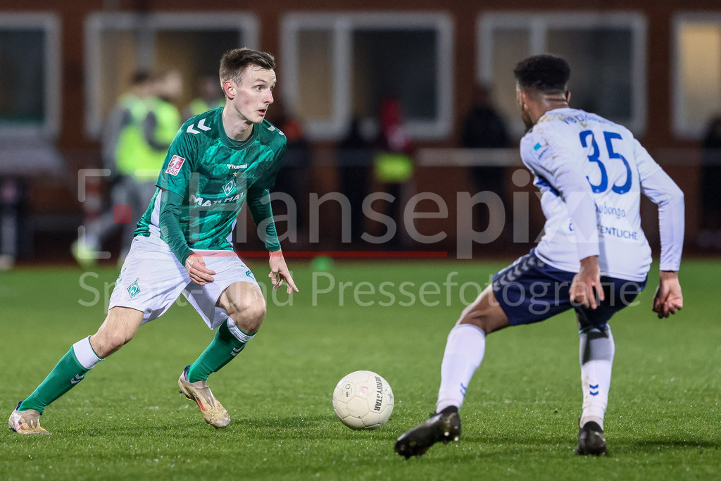 Fussball, Regionalliga Nord, SV Werder Bremen II - VfB Oldenburg | v.li.: Ole Schulz (SV Werder Bremen II, 27) und Aurel Loubongo-M Boungou (VfB Oldenburg, 35) im Zweikampf, Duell, Dynamik, Aktion, Action, Spielszene