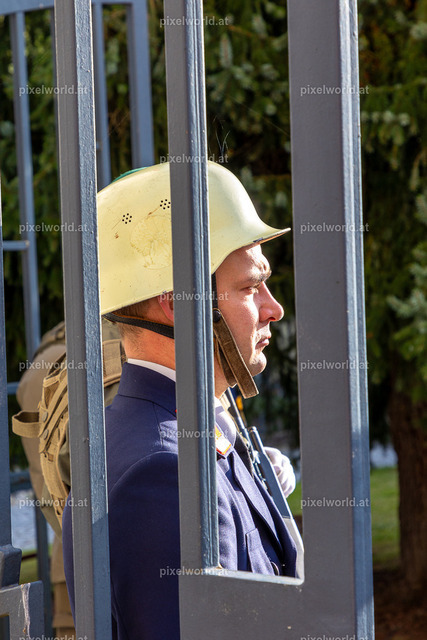 Kranzniederlegung am Karner bei der Stadtpfarrkirche "Maria in Dorn" | Bildershop von pixelworld.at - Realisiert mit Pictrs.com