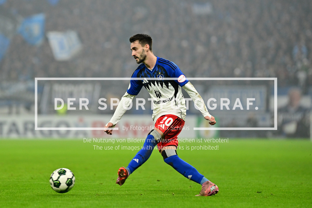 Fußball I Herren I Saison 2025-2026 I DFB-Pokal I Achtelfinale I Hamburger SV - Holstein Kiel I 39096 | Einzelfoto, Freisteller, Einzelbild, Cut-out, isoliertes Motiv, Sportaufnahme, Nahaufnahme, freigestellt, freigestellte Aufnahme, Aufnahme, Einzeln: Fabio Vieira (20, Hamburger SV) - Realisiert mit Pictrs.com