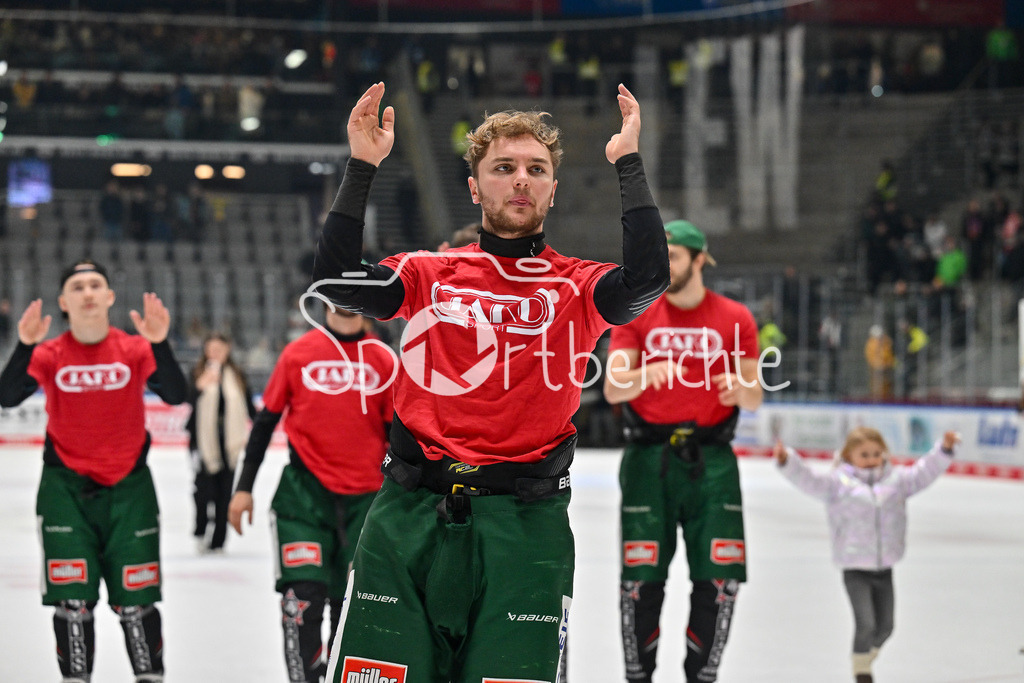 Augsburger Panther - Nürnberg Ice Tigers | die Spieler der Panther feiern zusammen mit ihren Fans den Heimsieg gegen Nuernberg / DEL: Augsburger Panther - Nuernberg Ice Tigers, Curt Frenzel Stadion am 03.01.2025 / Justin VOLEK (Augsburger Panther #9)