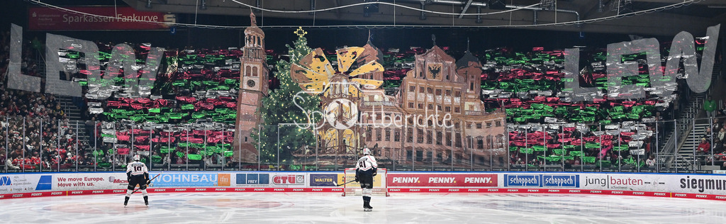 Augsburger Panther - Nürnberg Ice Tigers | AUGSBURG, GERMANY - 23. DECEMBER: Die Fans des AEV haben einen Choreographie vorbereitet / Choreo / Weihnachtsmarkt / Rathaus vor dem Match zwischen den Augsburger Panthern und den Nürnberg Ice Tigers am 31. Spieltag der Penny DEL im Curt Frenzel Stadion