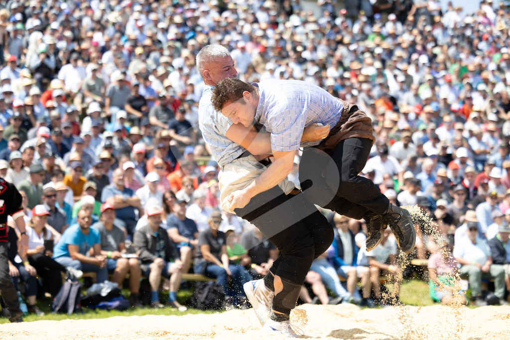 Rigi2025_2009 | Die Schwinger des Schwyzer Kantonalen Schwingerverbandes: Fotos, die Dynamik und Leidenschaft festhalten, sowie emotionale Momente aus dem traditionellen Schwingsport zeigen. - Realisiert mit Pictrs.com