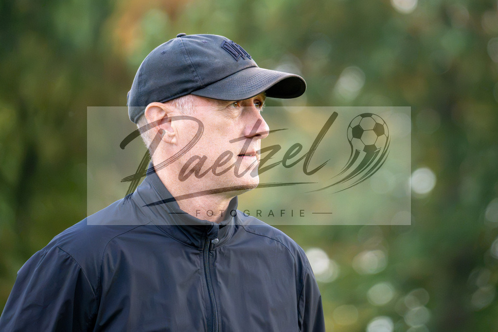 20260909_TRAOSN_0727 | Fußball, Herren: Direktor Profifußball Joe Enochs (VfL Osnabrück) schaut beim Training des VfL Osnabrück am 09.09.2026 im Sportpark Illoshöhe in Osnabrück, Deutschland.(Foto von Nico Paetzel) - Realisiert mit Pictrs.com