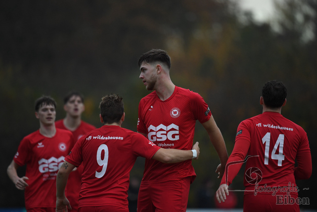 FC Rastede-VfL Wildeshausen | Herren Bezirksliga 2; FC Rastede (blau)-VfL Wildeshausen (rot) am 09.11.2025 in Rastede (Sportanlage Köttersweg), Photo: Philip Eiben 2025 - Realisiert mit Pictrs.com