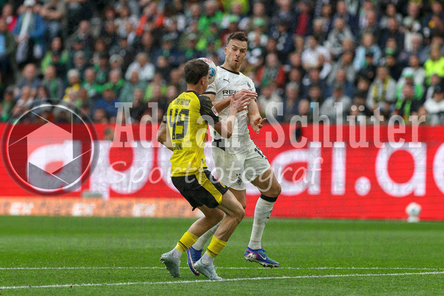 03.05.2026, GER, Fussball, Herren, 1. BL, Saison 2025/2026, Borussia Mönchengladbach - Borussia Dortmund | Luca Reggiani (BVB) und Haris Tabakovic (Borussia Mönchengladbach) im Kampf um den Ball 