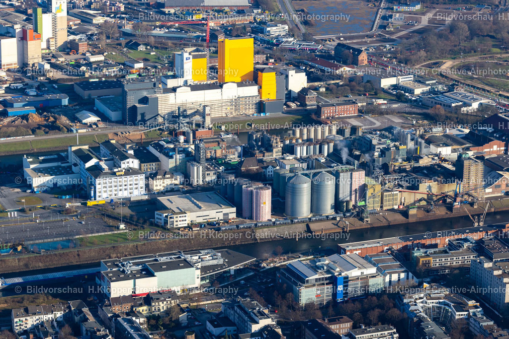 Luftbilder Neuss-8992 | Luftbildfotografie Kaianlagen und Schiffs- Anlegestellen der Binnenschiffahrt mit Verlade- Terminals am Binnenhafen am Am Zollhafen in Neuss im Bundesland Nordrhein-Westfalen, Deutschland. - Realisiert mit Pictrs.com