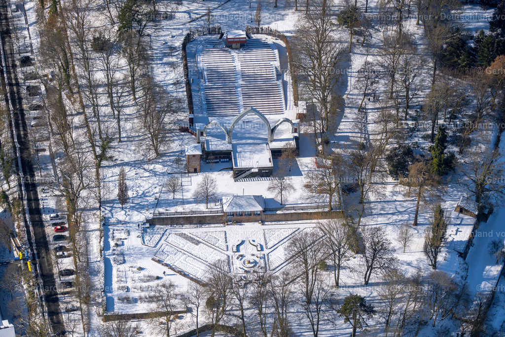 4043532 | MARBURG 13.02.2021 Winterlich schneebedeckte Konstruktion des Bauwerkes der Freilicht- Bühne " Schlossparkbühne Marburg " in Marburg im Bundesland Hessen, Deutschland.