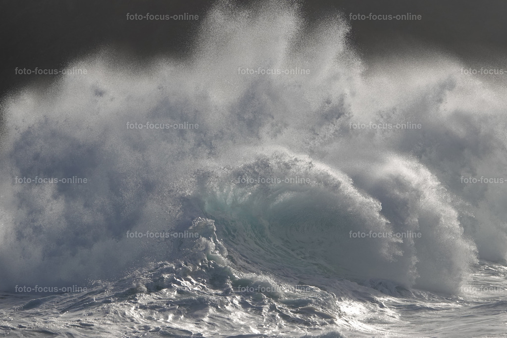 Battling waves | Large waves in the stormy Atlantic
