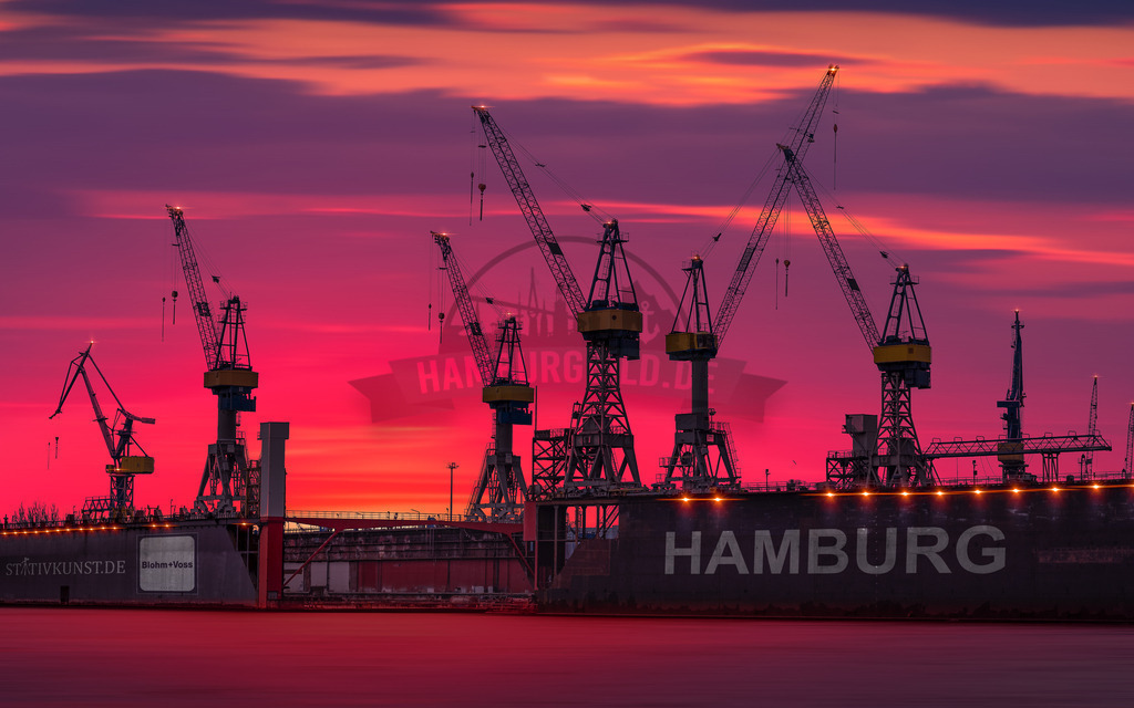 Sunset Hafengiraffen Hamburg Elbe | Exklusive Hamburg collagen, tolle Segelbilder und viele weitere tolle Motive auf Leinwand, Poster, Alu-Dibond, u.v.m. findet Ihr bei uns auf hamburgbild.de. Findet Euer Wandbild für Euer Zuhause, Büro oder die  Praxis…. - Realisiert mit Pictrs.com