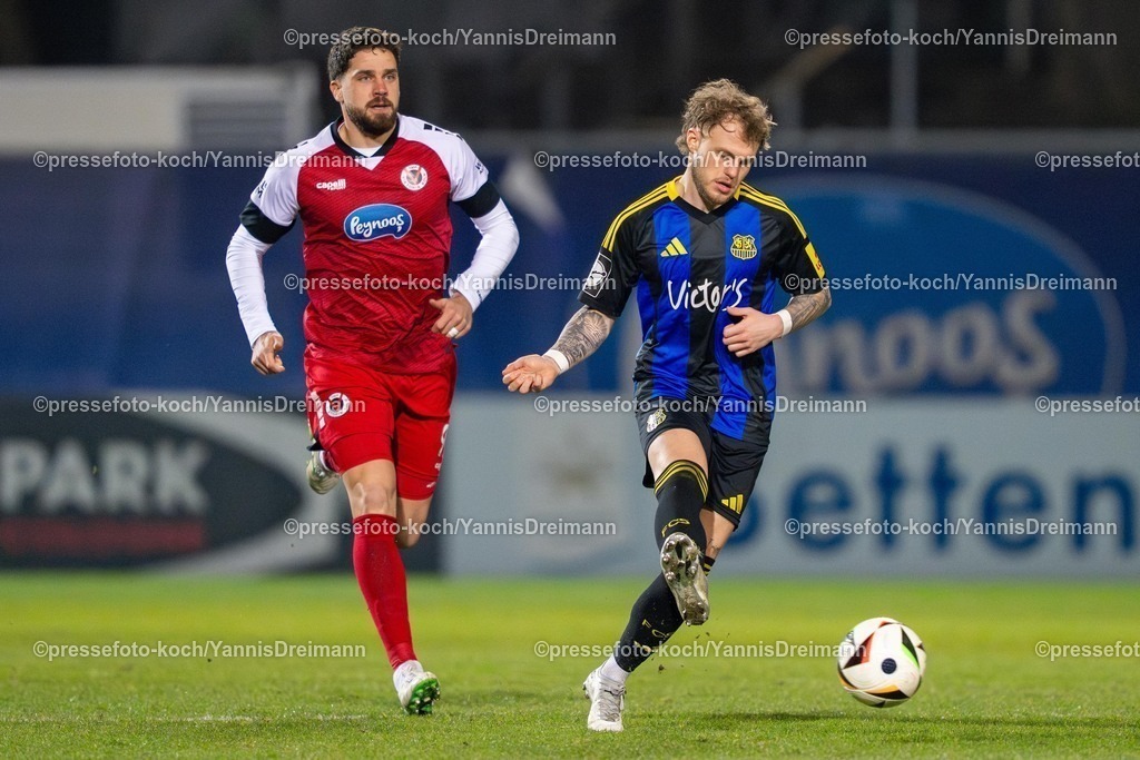 xYDR2802250101067 | 28.02.2025, xydrx, Fußball, Viktoria Köln - 1.FC Saarbrücken, 3.Liga, Sportpark Höhenberg, Saison 2024 2025: Lex-Tyger Lobinger (Viktoria Köln #9) im Zweikampf mit Philip Fahrner (1.FC Saarbrücken #2). DFB regulations prohibit any use of photographs as image sequences and or quasi-video.