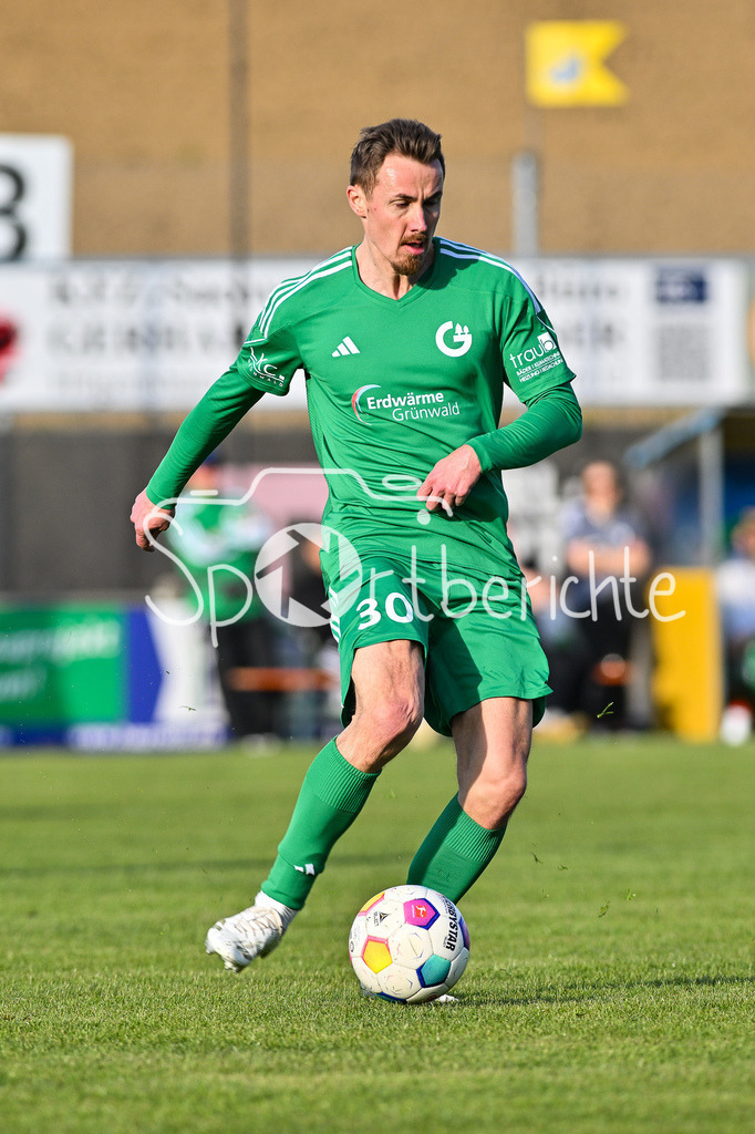 FC Pipinsried - TSV Grünwald | am BAll Sebastian MITTERHUBER (TSV Gruenwald 30) / Einzelfoto / Freisteller / Bayernliga Sued: FC Pipinsried - TSV Gruenwald, Kuechenstadel Arena am 11.04.2025
