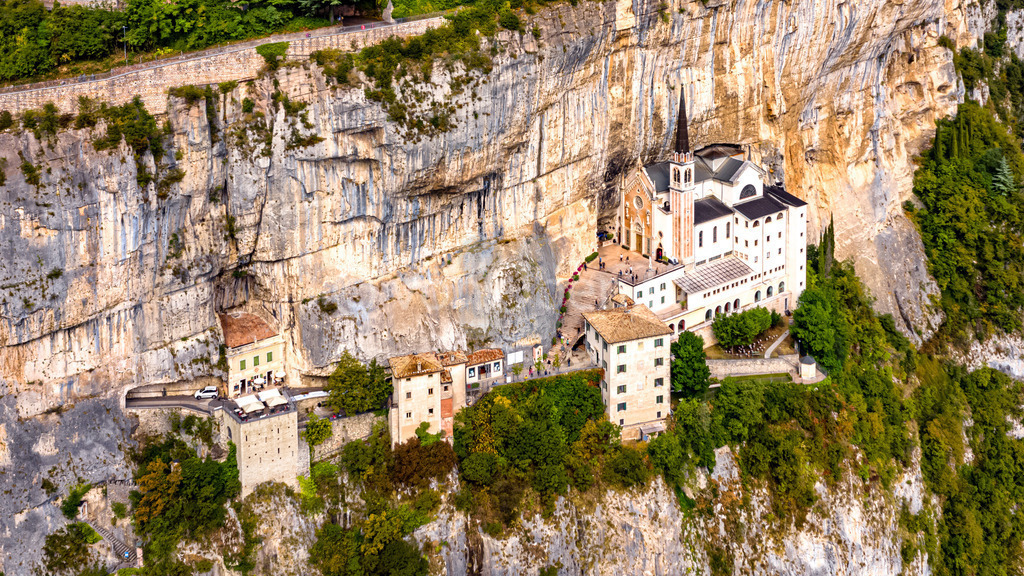 Madonna della Corona, die Kirche im Fels am Gardasee | Luftbilder, Drohnenbilder, Oberfranken, Bayern, Kronach, Lichtenfels, Kulmbach, Thüringen, Frankenwald, Thüringerwald - Realisiert mit Pictrs.com