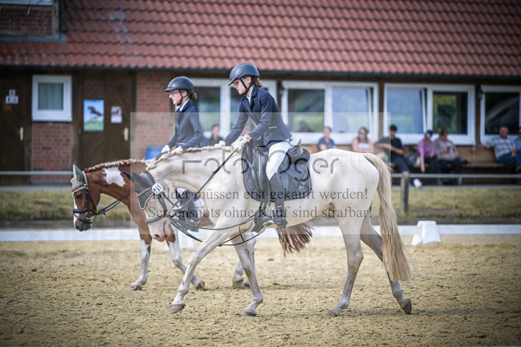 DOS_9021 | Entdecke hochwertige Reitturnierfotos von Foto Oger. Professionell, emotional und authentisch – jetzt Lieblingsmomente im Shop bestellen.Deutschlandweite Turnierfotografie. - Realisiert mit Pictrs.com