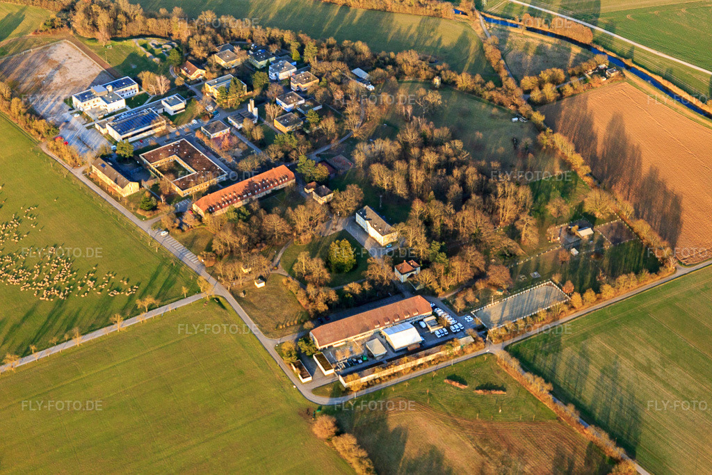 Luftbild: Schloss Stutensee im Ortsteil Staffort in Stutensee im Bundesland Baden-Württemberg in Deutschland. – Foto: IMG_145504.jpg vom 07.03.2025 durch Werner Riehm/FLY-FOTO.de – Auflösung des Originals: 5472 x 3648 px – Jugendeinrichtung Schloss Stutensee | aktive Kinder- und Jugendhilfe - Landkreis Karlsruhe