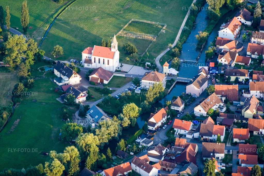 Luftbild: St. Bartholomäus Kirche im Ortsteil Beuren an der Aach in Singen im Bundesland Baden-Württemberg in Deutschland. Foto: IMG_11429.jpg vom 04.07.2008 durch Werner Riehm/FLY-FOTO.de