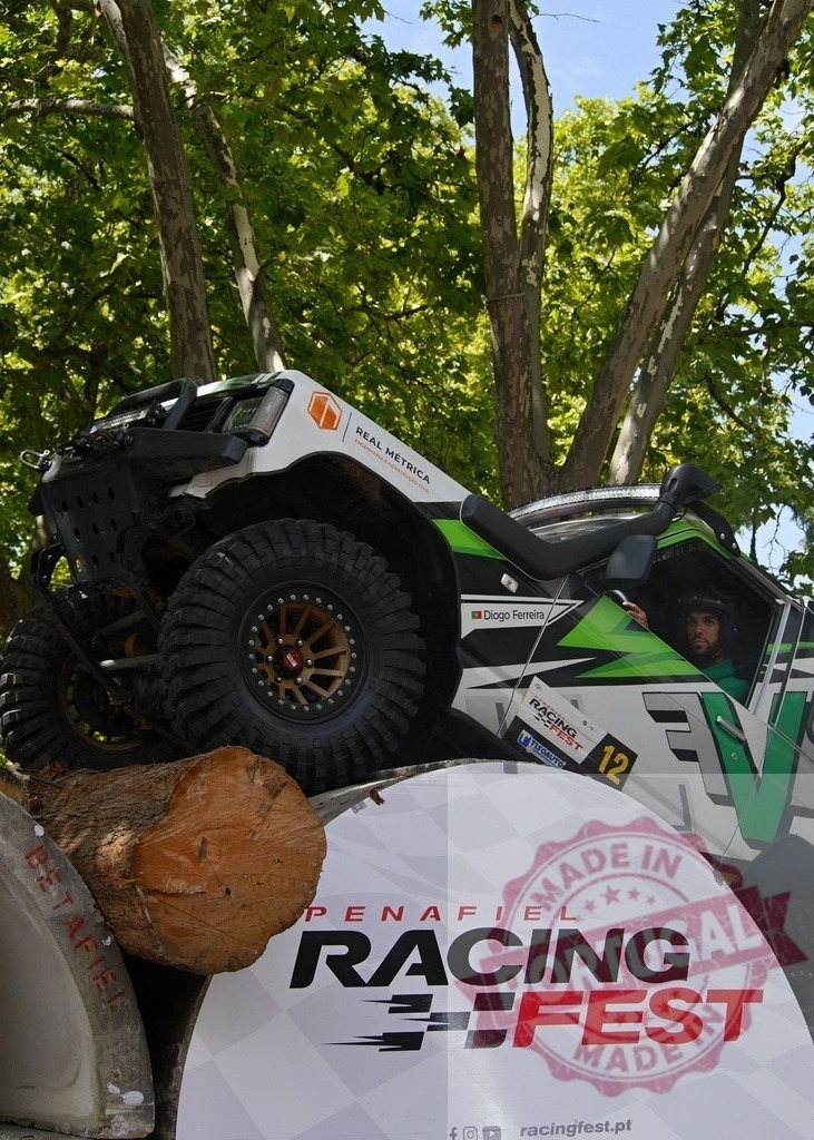 4x4 vehicle climbing on a tree trunk at Penafiel Racing Fest | Off-road vehicle overcoming obstacles during Penafiel Racing Fest, an event dedicated to motorsports enthusiasts - Realized with Pictrs.com
