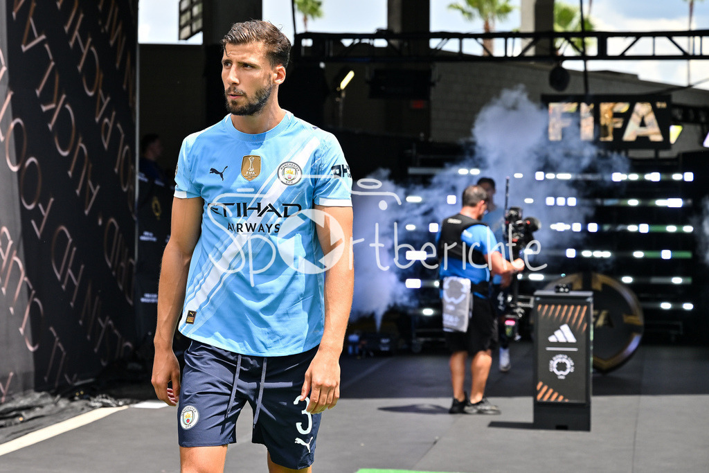 Juventus Turin - Manchester City | im Bild Ruben DIAS (Manchester City 3)  auf dem Weg zum Spielfeld / Einzelfoto / Freisteller / FIFA Club World Cup: Juventus Turin - Manchester City, Camping World Stadium am 26.06.2025 / NOT FOR SALE IN USA