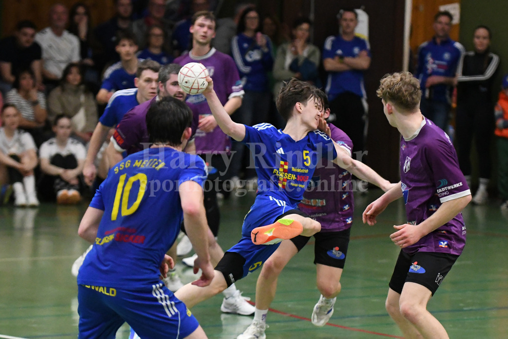 SSG Metten : SpVgg Altenerding | mit Schwung durch die Altenerdinger Abwehr Philipp Gäck (SSG Metten #5) - Realisiert mit Pictrs.com