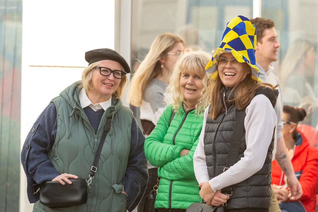 Umzug2025-046_9724 | Fotostrecke: FASCHINGSUMZUG 2025 in Loosdorf. 22 Masken(gruppen)-Teilnehmer: Loosdorfer Vereine, Wirtschaftstreibende, Gemeindeabordnungen sowie Kreditinstitute. rund 700 Besucher entlang der Hauptstrasse. Veranstaltungs-Sicherung durch Mannschaft der FF-Loosdorf mit schwerem Gerät. Maskenprämierung am EKZ-Platz durch Bgm. Thomas Vasku in den Kategorien: Bester Festwagen (Fa. gkonzept-Groissenberger; Beste Personengruppe-ASK-Loosdorf; Beste Einzelperson; Weiteste Anreise-FF Schollach;