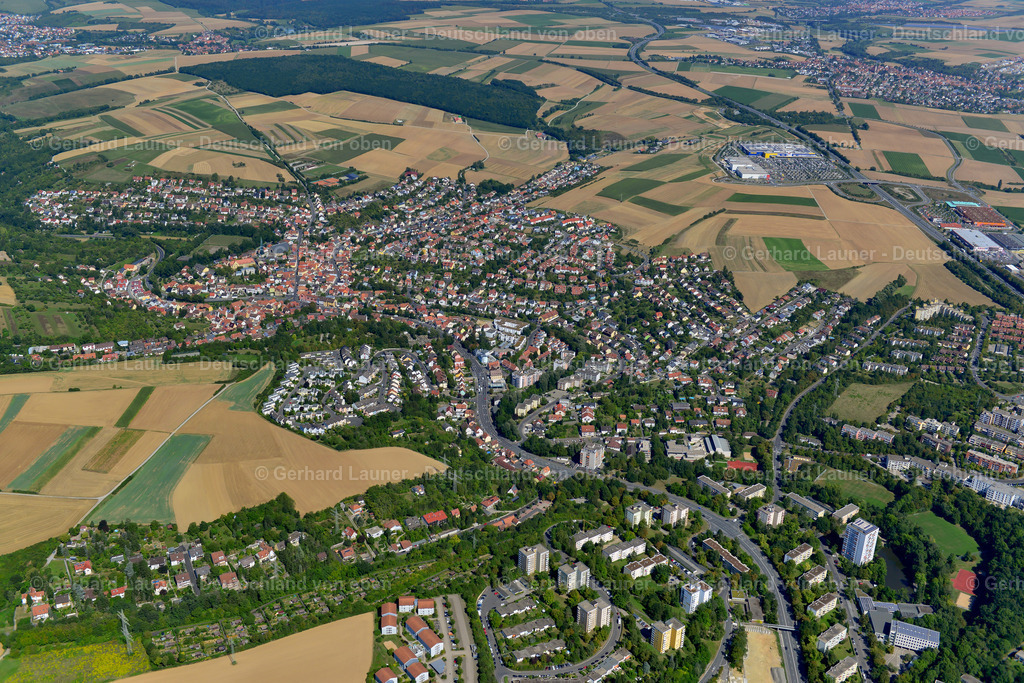 3650149 | VERSBACH 31.08.2016 Stadtansicht vom Stadtrand angrenzend an landwirtschaftliche Feldern  in Versbach im Bundesland Bayern, Deutschland // City view from the outskirts with adjacent agricultural fields  in Versbach in the state Bavaria, Germany Foto: Gerhard Launer