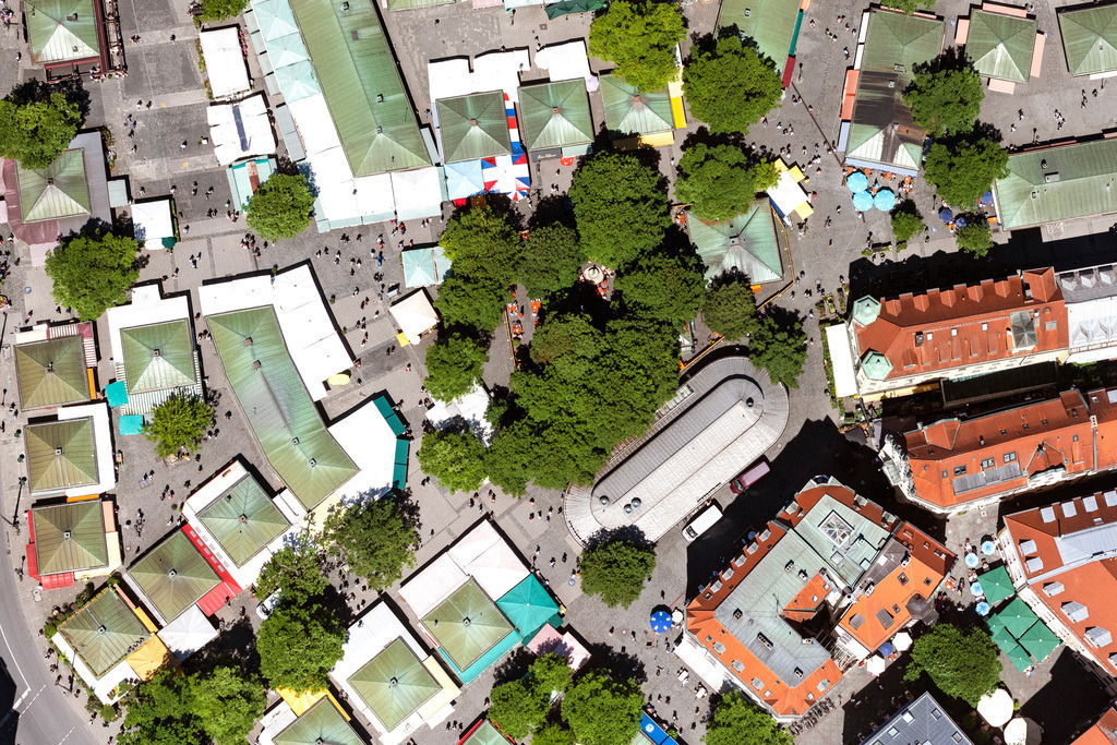 dr__0053907.jpg | MüNCHEN 12.06.2020 Senkrecht- Luftbild aus der Satelliten- Perspektive vom Verkaufs- und Imbissstände und Handelsbuden auf dem Viktualienmarkt sowie die Schrannenhalle, der Alte Peter und Marienplatz in der Altstadt München im Bundesland Bayern, Deutschland. Weiterführende Informationen bei: Hochreiter Gaststättenbetrieb OHG,  mux.de Online GmbH. // Vertical aerial view from the satellite perspective from the sales and snack stands and trade stalls on the Viktualienmarkt as well as the Schrannenhalle, the Alte Peter and the Marienplatz in the old town in Munich in the state Bavaria, Germany. Further information at: Hochreiter Gaststaettenbetrieb OHG,  mux.de Online GmbH. Foto: Daniel Reiter