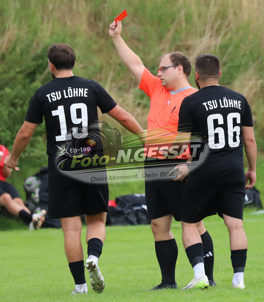 International Bünde - TSV Löhne | Auf dem Bild zu sehen: Schiedsrichter: Sven Ossenbeck ; schwarz TSV Löhne: (19) Berat KücükInternational Bünde, TSV Löhne, Saison 25/26, Kreispokal, Muckum, Deutschland - Realisiert mit Pictrs.com