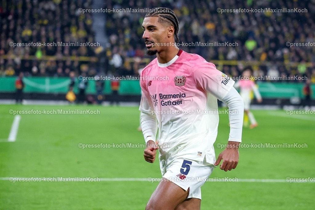 BVB02122501162 | 02.12.2025, Fußball, DFB-Pokal, Borussia Dortmund - Bayer 04 Leverkusen, Achtelfinale, Signal Iduna Park, Saison 2025 2026: Loic Bade (Bayer04 #05) DFB regulations prohibit any use of photographs as image sequences and or quasi-video.